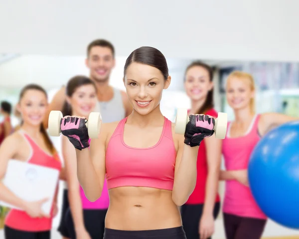 Personlig tränare med grupp i gym — Stockfoto