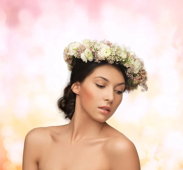 꽃의 화 환을 착용 하는 아름 다운 여자 — 스톡 사진