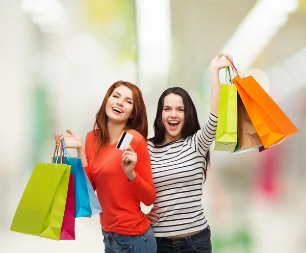 Adolescentes con bolsas de compras y tarjeta de crédito —  Fotos de Stock