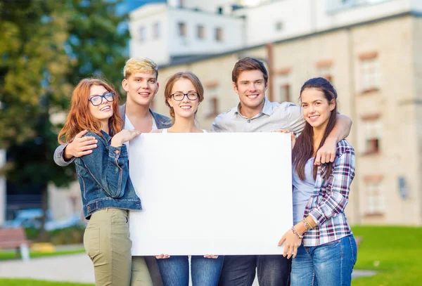 Estudantes ou adolescentes com placa branca em branco — Fotografia de Stock