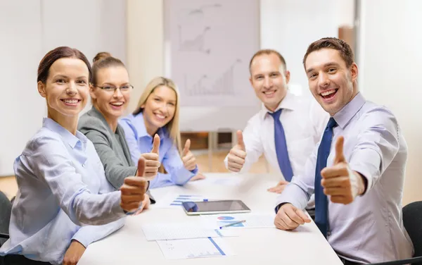 Equipo de negocios mostrando pulgares hacia arriba en la oficina — Foto de Stock