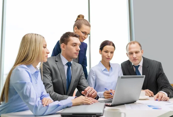 Equipe de negócios com laptop tendo discussão — Fotografia de Stock