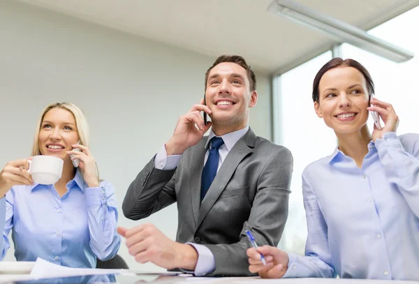 Équipe d'affaires avec smartphones ayant une conversation — Photo