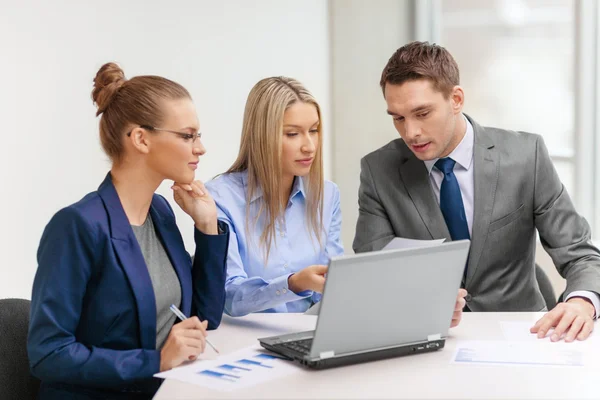 Equipe de negócios com laptop tendo discussão — Fotografia de Stock