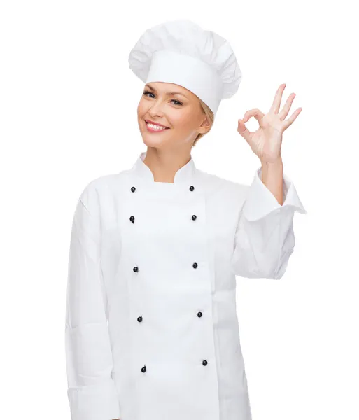 Sorridente chef femminile mostrando ok segno della mano — Foto Stock