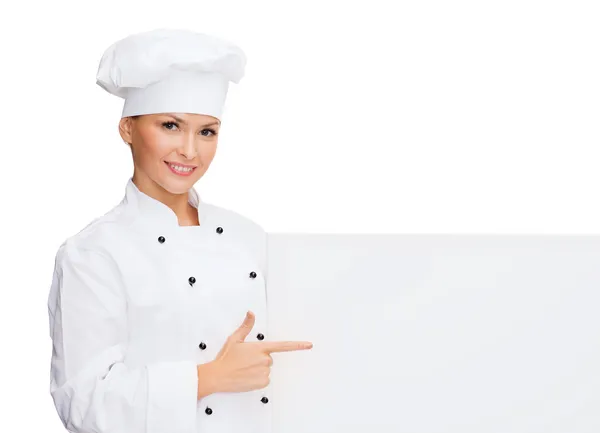 Chef feminino sorridente com placa branca em branco — Fotografia de Stock