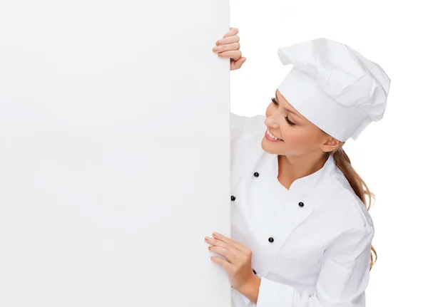 Chef feminino sorridente com placa branca em branco — Fotografia de Stock