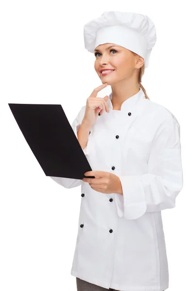 Chef feminino sorridente com papel em branco preto — Fotografia de Stock