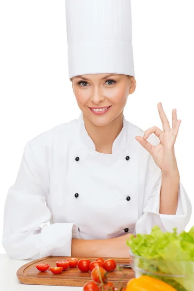Chef donna con vagetables mostrando segno ok — Foto Stock