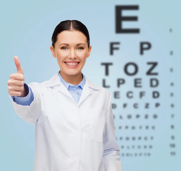 Sonriente médico femenino mostrando pulgares hacia arriba — Foto de Stock