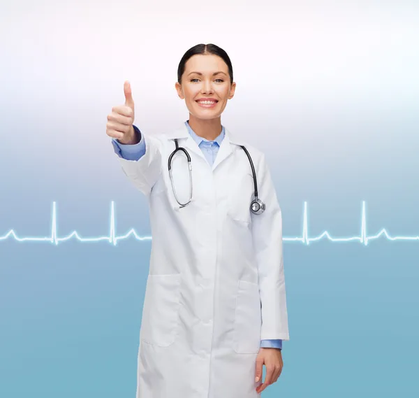 Uśmiechnięta kobieta lekarz pokazując kciuki w górę — Zdjęcie stockowe
