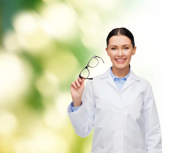 Médica sorridente com óculos — Fotografia de Stock