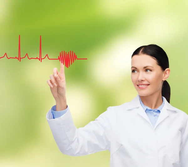 心電図を指している女性医師の笑みを浮かべてください。 — ストック写真