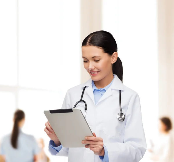 Medico femminile con stetoscopio e tablet pc — Foto Stock