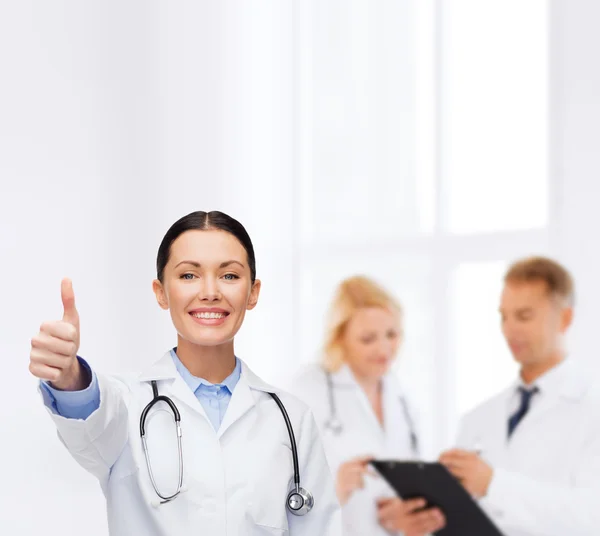 Femme médecin souriante avec stéthoscope — Photo