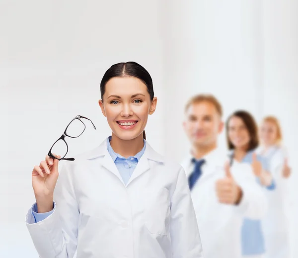 Sorridente medico femminile con occhiali da vista — Foto Stock