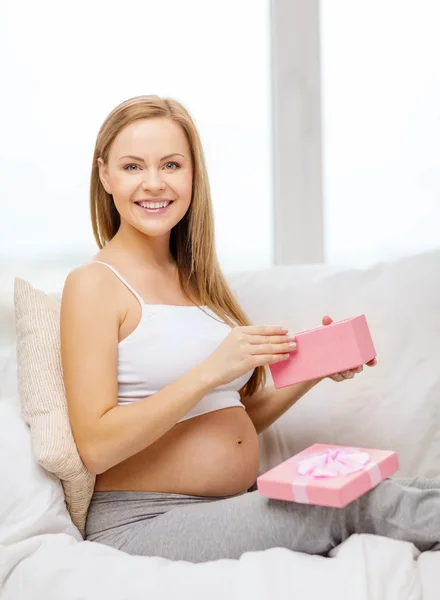 Mujer embarazada sonriente con caja de regalo abierta —  Fotos de Stock