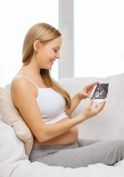 Šťastné těhotná žena s obrázkem ultrazvuk — Stock fotografie