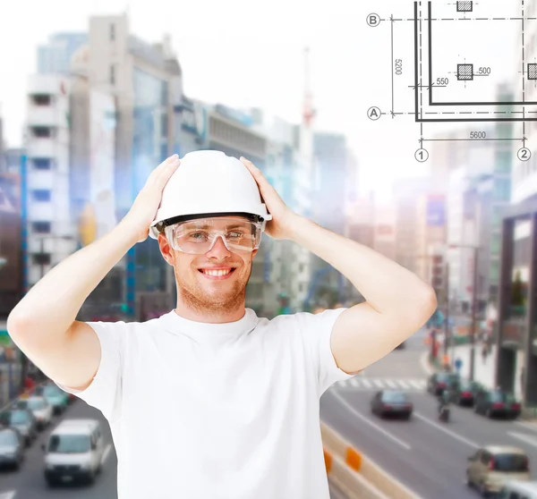 Arquitecto masculino en casco con gafas de seguridad —  Fotos de Stock