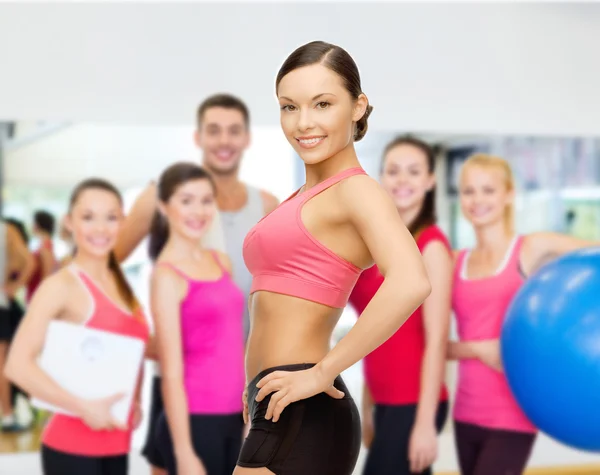 Persoonlijke trainer met groep in gym — Stockfoto