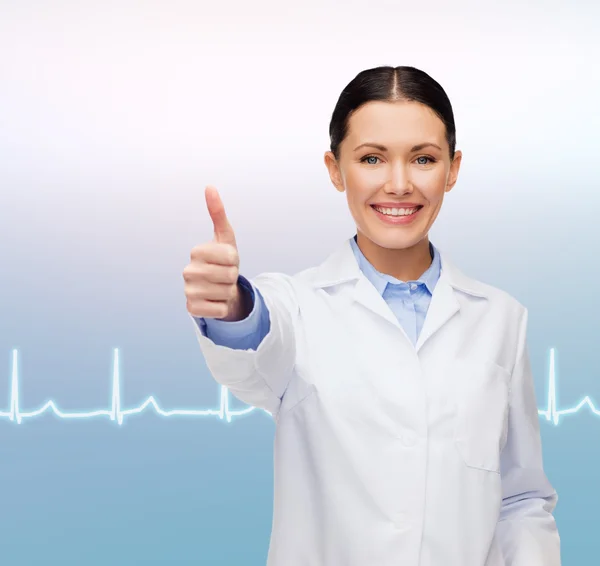 Sonriente médico femenino mostrando pulgares hacia arriba — Foto de Stock