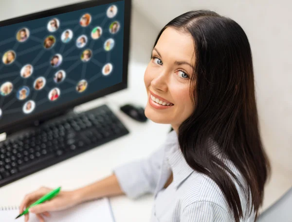 Empresária sorridente com computador — Fotografia de Stock