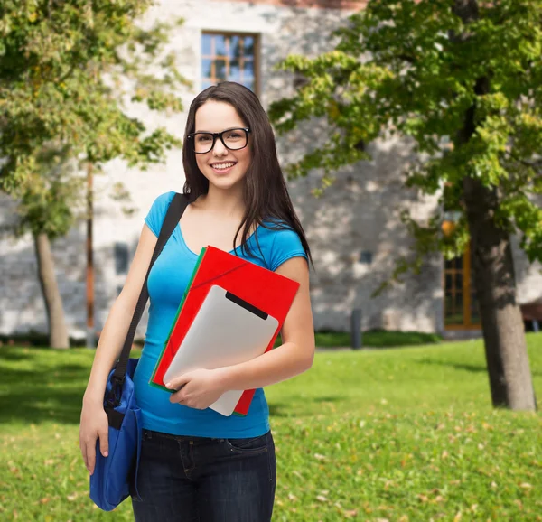 Lachende student met tas, mappen en tablet pc — Stockfoto