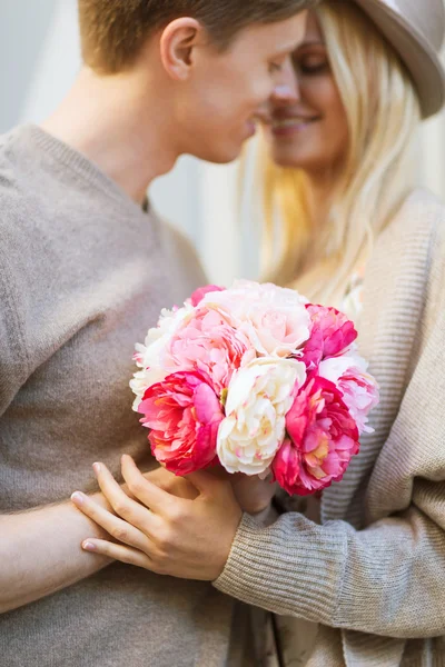 Koppel met bloemen in de stad — Stockfoto