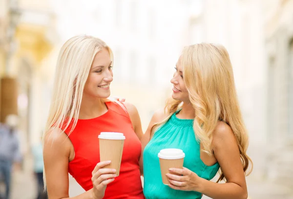 Deux femmes avec des tasses à café à emporter dans la ville — Photo