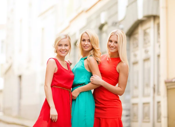 Three beautiful women in the city — Stock Photo, Image