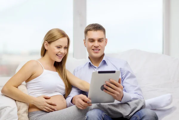 Verwacht familie met tablet pc-computer — Stockfoto