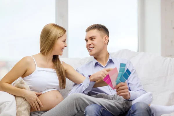 Verwacht van ouders kiezen kleur voor kwekerij — Stockfoto