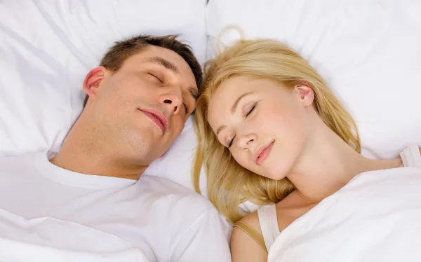 Boldog pár alszik az ágyban행복 한 부부 침대에서 자 고 — 스톡 사진