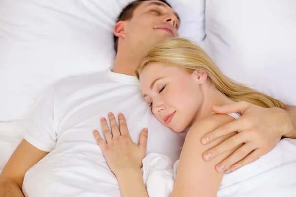 Felice coppia dormire a letto — Foto Stock