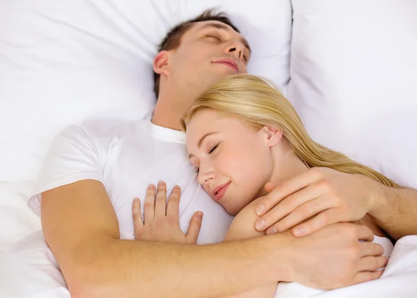 Boldog pár alszik az ágyban행복 한 부부 침대에서 자 고 — 스톡 사진
