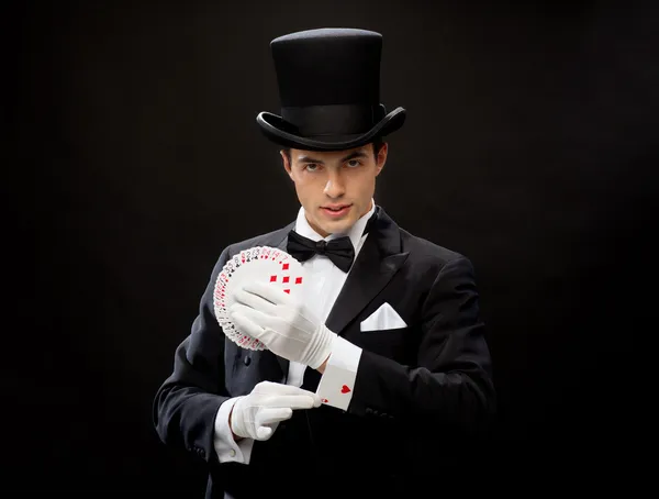 Mágico mostrando truque com cartas de jogar — Fotografia de Stock