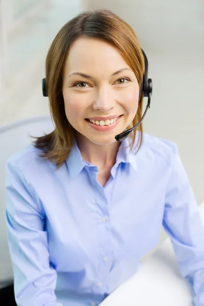 Operadora de línea de ayuda femenina con auriculares —  Fotos de Stock