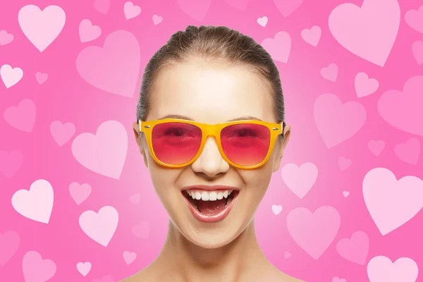 Amazed teen girl in sunglasses — Stock Photo, Image