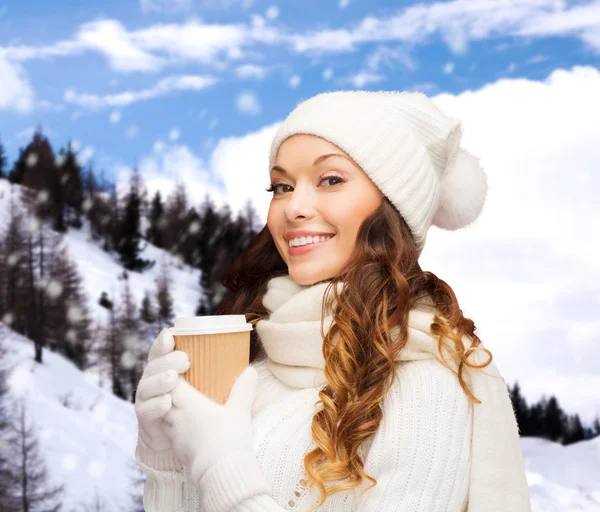 Donna in cappello con tè da asporto o tazza di caffè — Foto Stock