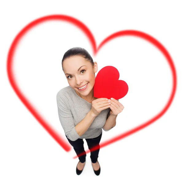 Sorrindo mulher asiática com coração vermelho — Fotografia de Stock