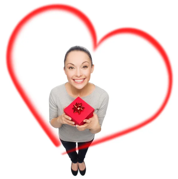 Sonriendo mujer asiática con caja de regalo roja —  Fotos de Stock