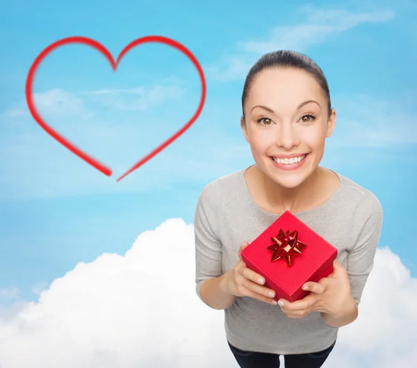 Smiling asian woman with red gift box — Stock Photo, Image