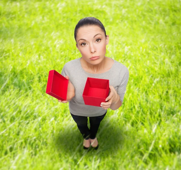 Decepcionado mujer asiática con vacío rojo caja de regalo —  Fotos de Stock