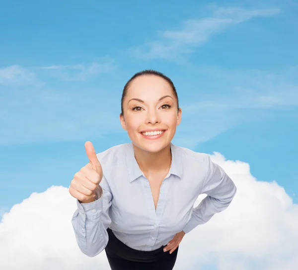 Lächelnde asiatische Geschäftsfrau zeigt Daumen nach oben — Stockfoto