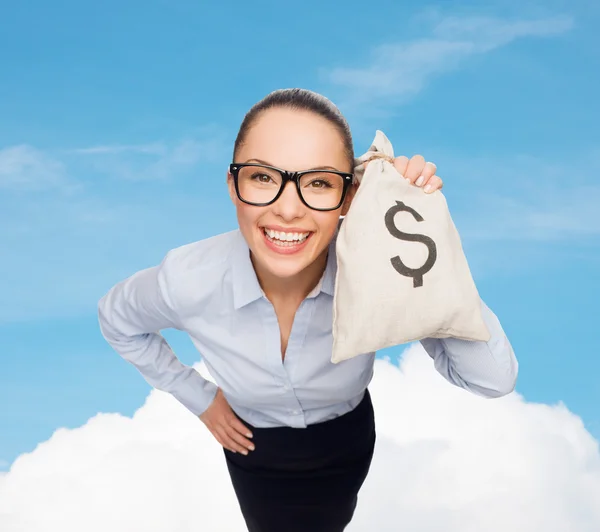 Empresária feliz segurando saco de dinheiro com dólar — Fotografia de Stock