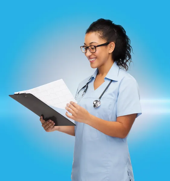 Smiling female african american doctor or nurse — Stock Photo, Image