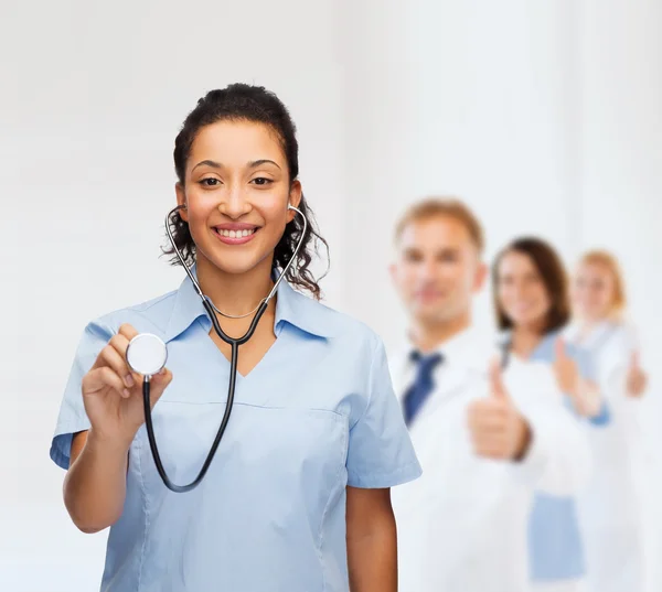 Sorridente donna afro-americana medico o infermiera — Foto Stock