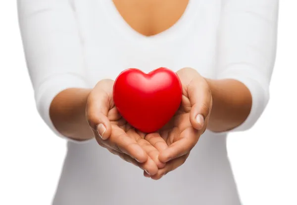 Mujeres con las manos vacías mostrando el corazón rojo — Foto de Stock