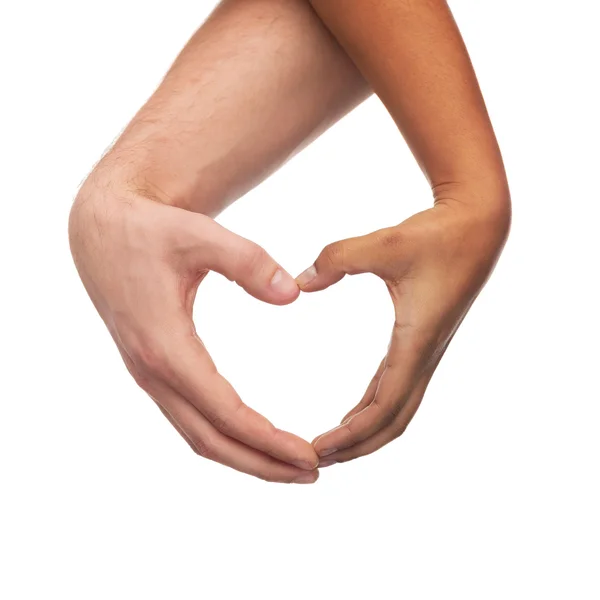 Manos de hombre y mujer mostrando forma de corazón — Foto de Stock