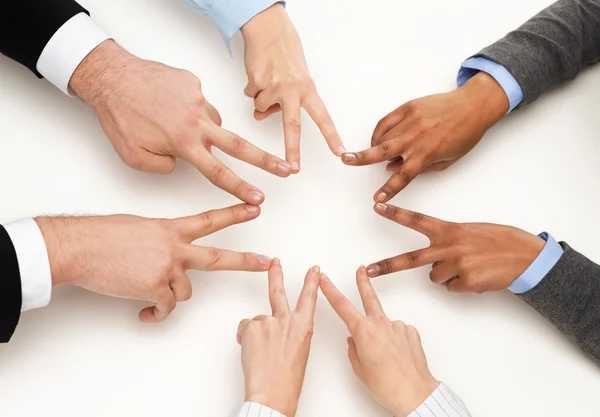 Grupo de empresarios mostrando v-sign — Foto de Stock